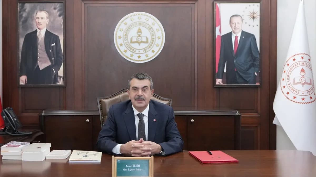 Bakan Tekin öğretmenlere önlük kararının gerekçesini açıkladı